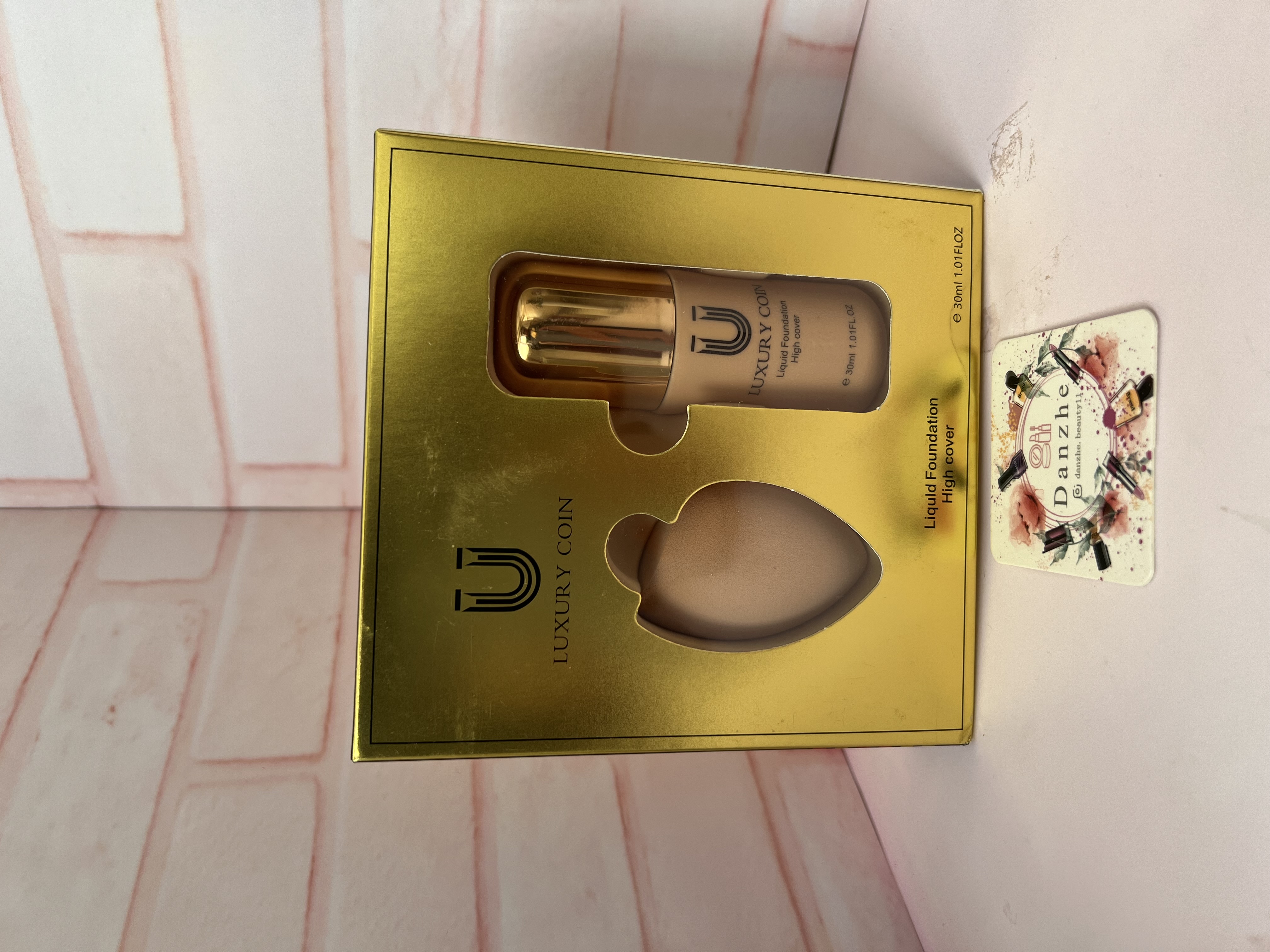 کرم پودر لاکچری کوین مدل Liquid Foundation High Cover همراه پد آرایشی